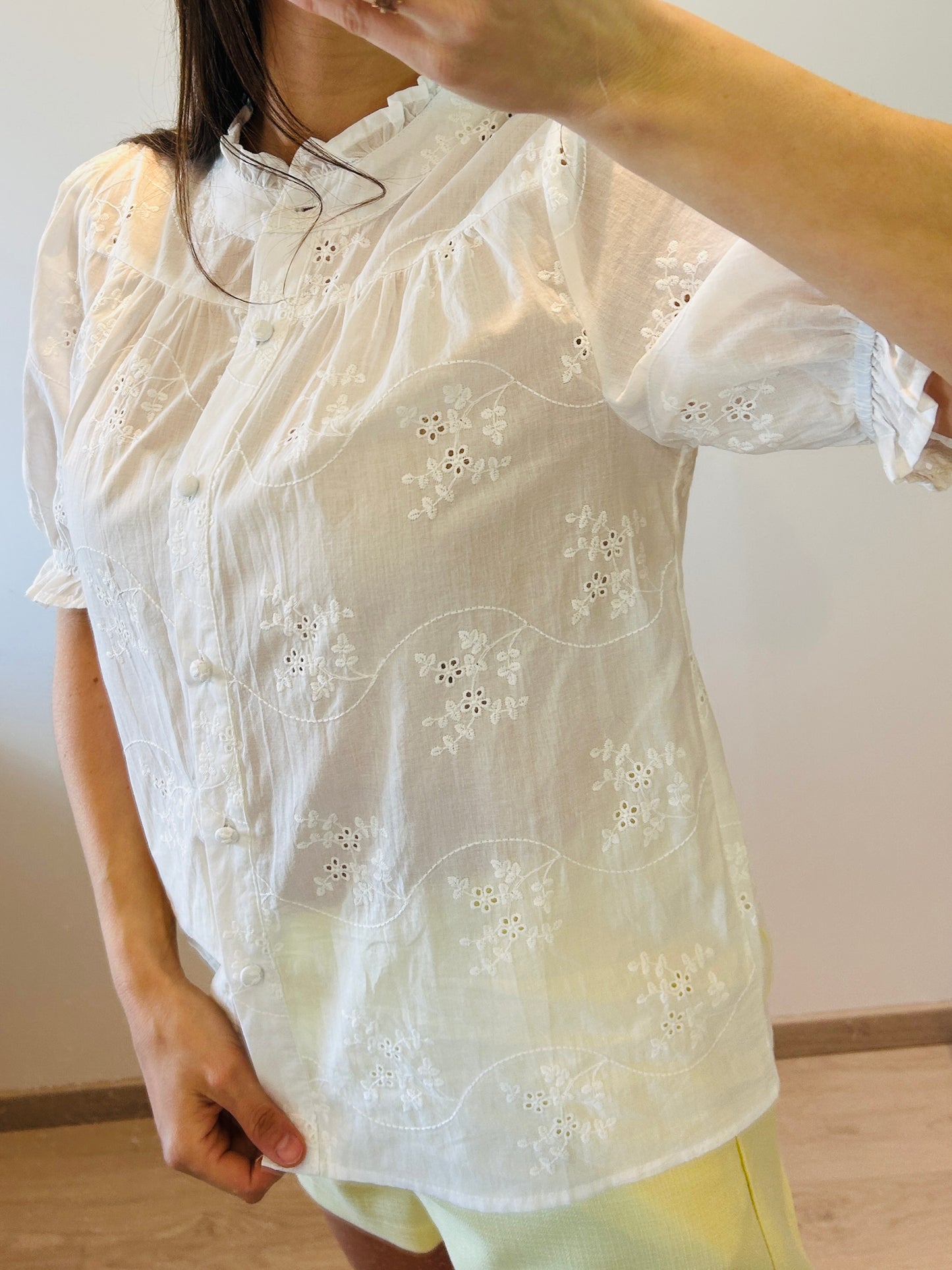 Blouse white flowers