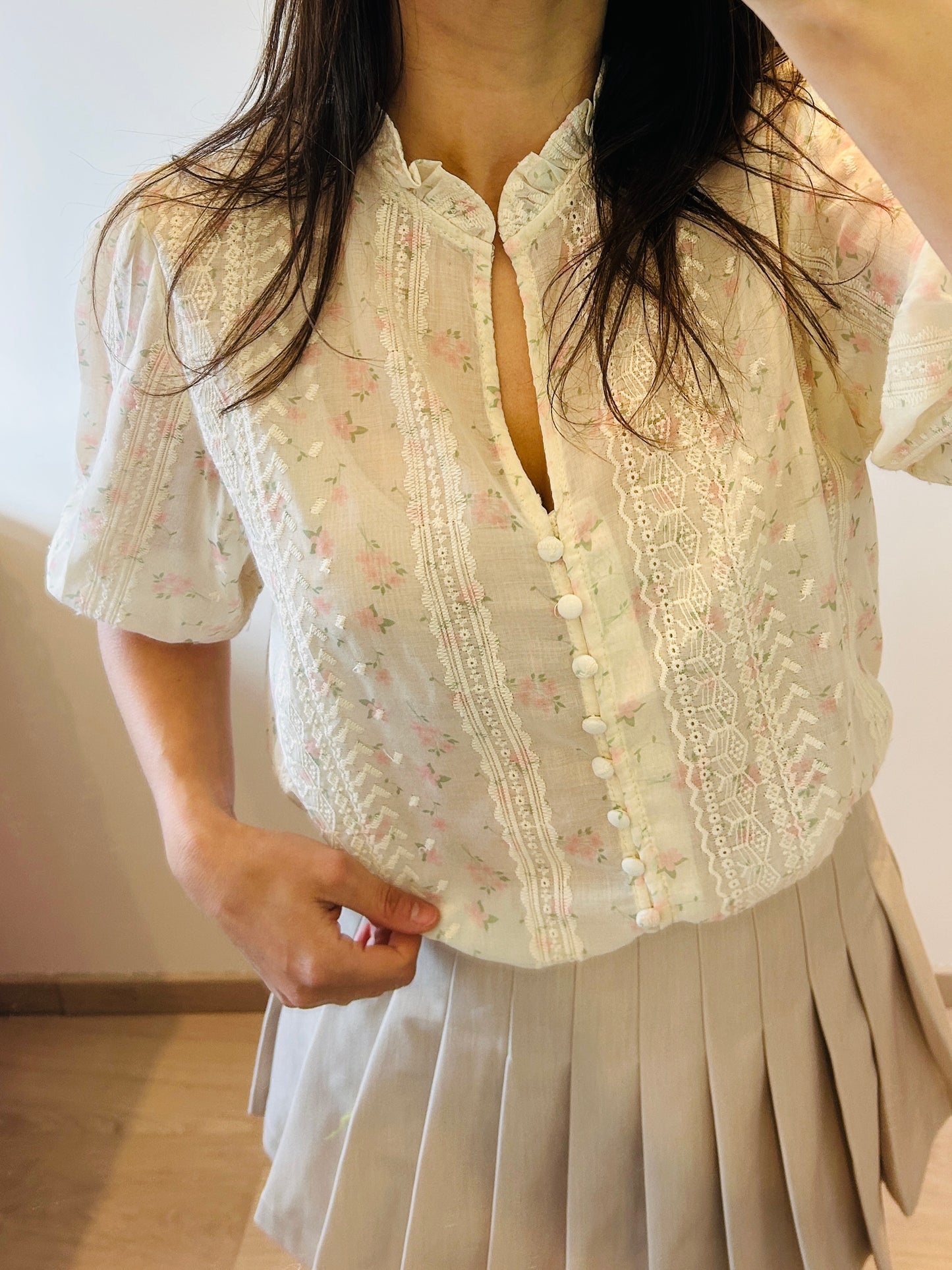 Blouse embroidered beige flowers