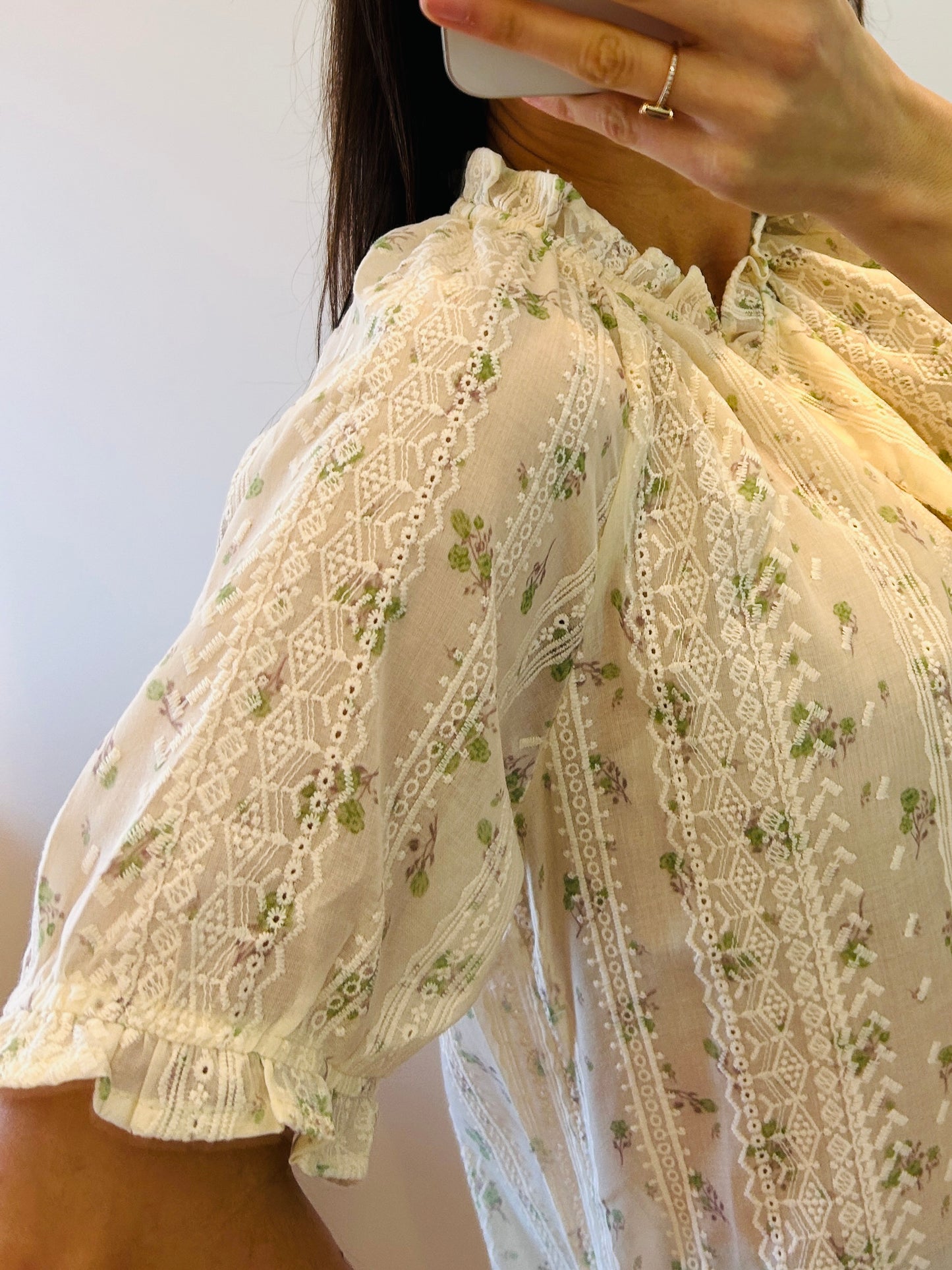Blouse embroidered ecru green flowers