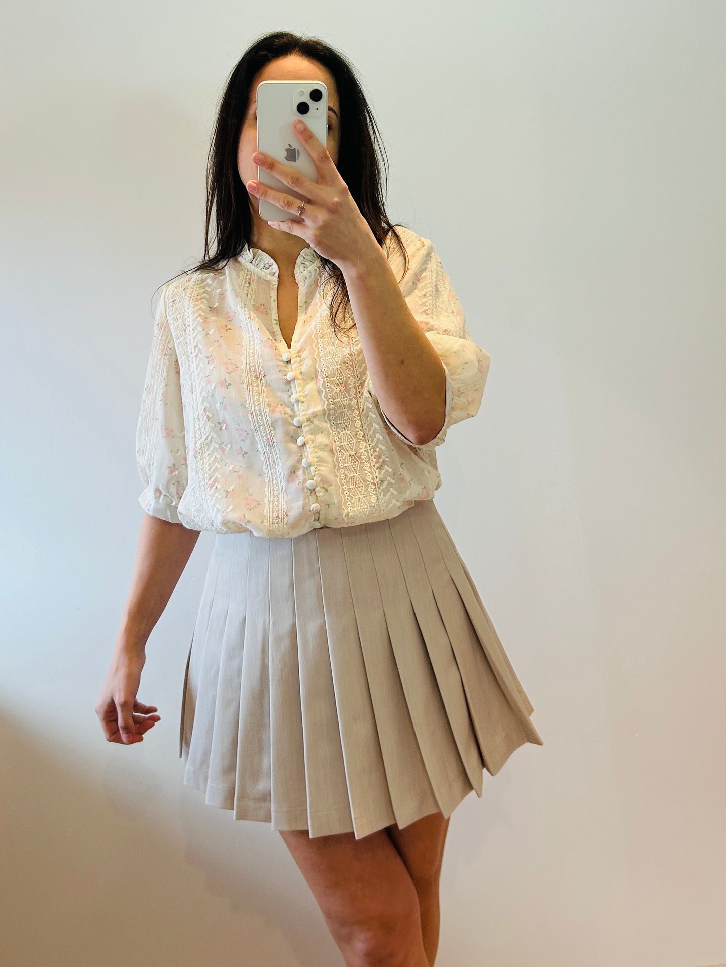 Blouse embroidered beige flowers