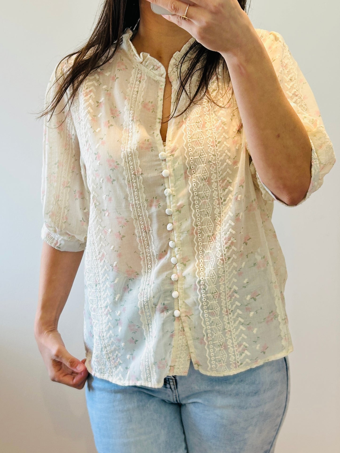 Blouse embroidered beige flowers