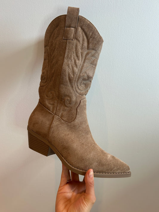 Cowboys boots suede with embroidered patterns