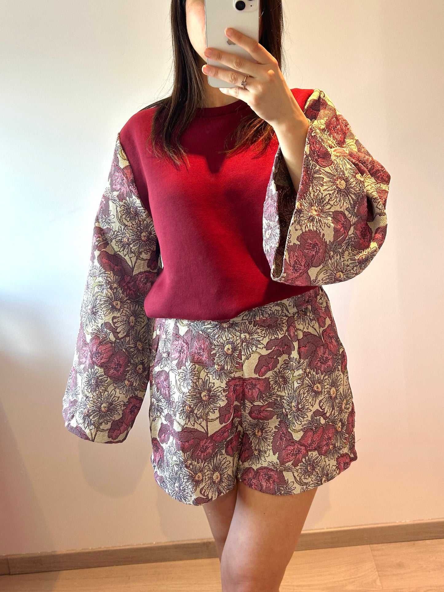 Sweater burgundy with floral jacquard sleeves