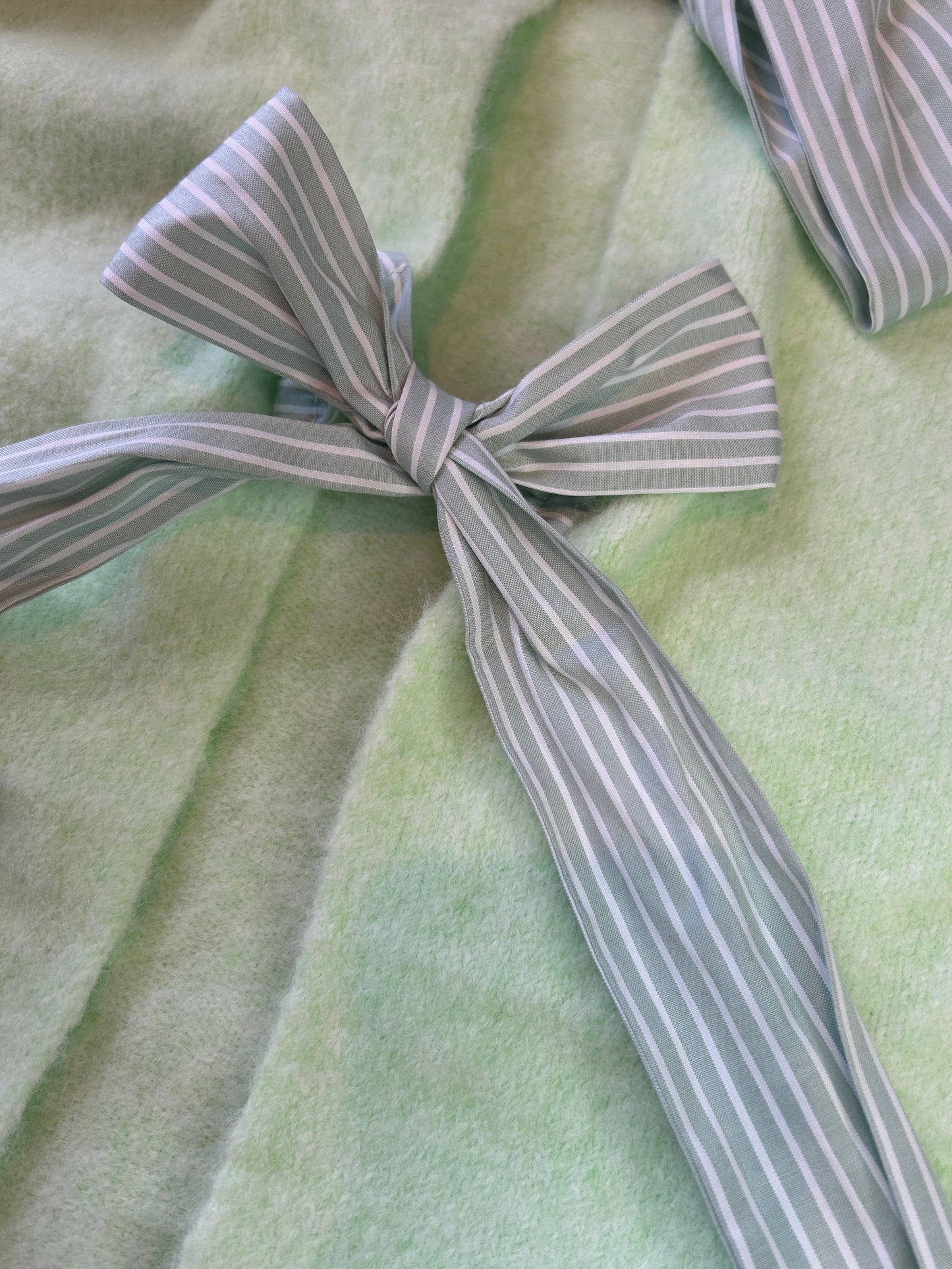 Sweater green with bow ties